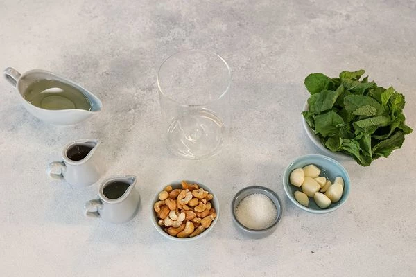 Подготовить ингредиенты для соуса: рыбный соус, рисовый уксус, подсолнечное масло, сахар, орехи кешью, мяту и чеснок. 
Мяту вымыть, просушить, отобрать листочки.
Чеснок очистить.
