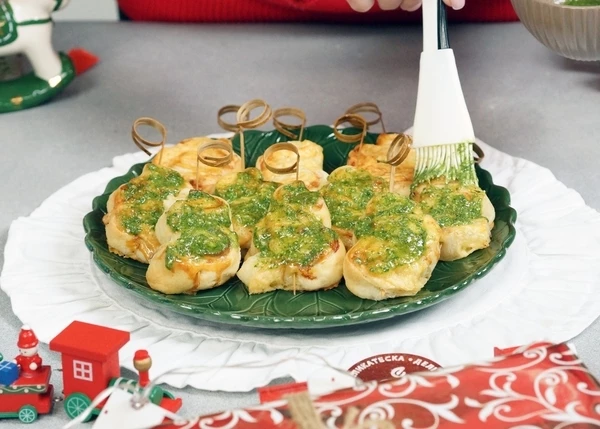 Смазать соусом песто.