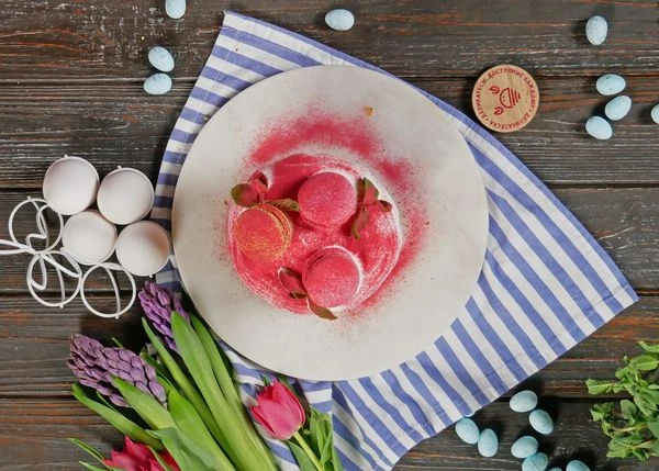 Оформить пирожными и мятой. Посыпать пудрой малины.