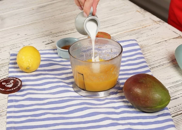 Для соуса манго вымыть и очистить. Мякоть вместе с соусом Чили измельчить в блендере, добавить сливки и соль, перемешать.