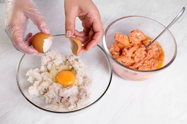 Добавить в каждый фарш по 1 яйцу.