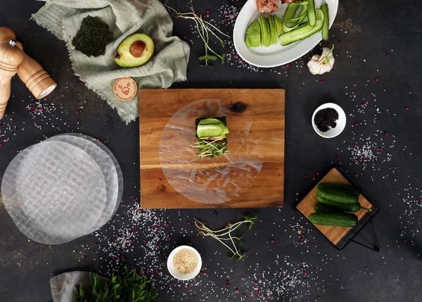 Затем слайсы авокадо и огурца. Добавить микрозелень и свернуть. 