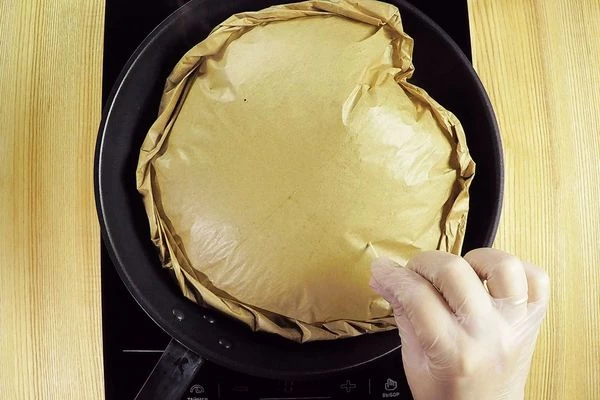 Жарить на сухой сковороде с одной стороны 3-4 минуты, затем накрыть крышкой и аккуратно перевернуть на другую сторону. Для золотистого цвета рыбы, в пергаменте можно сделать проколы зубочисткой.