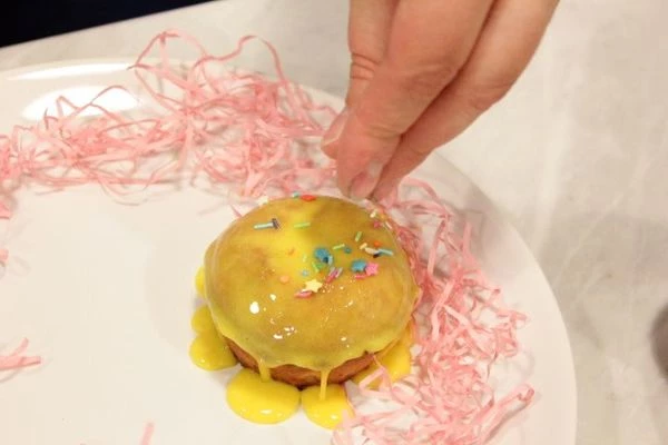 Смазать готовые кексы глазурью, украсить посыпкой.