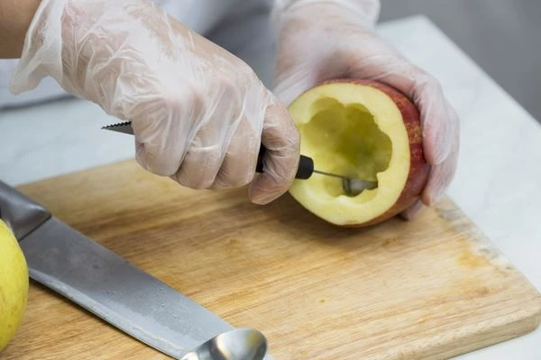 Ложкой или специальным ножом удалите сердцевину в виде стаканчика.