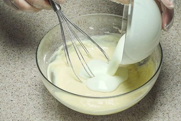 Влить оставшийся кефир 1/2 ст., хорошо перемешать. Должно получиться однородное тесто, консистенции густой сметаны.