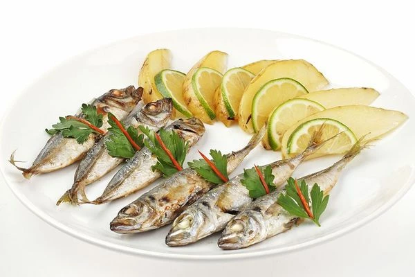 Готовую рыбку выложить на тарелку, украсить дольками лайма и зеленью.