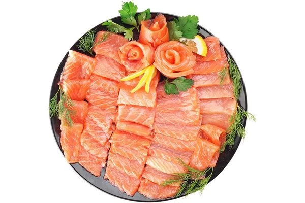 Украсить лимоном и зеленью.