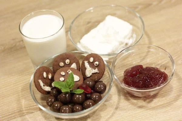 Подготовить необходимые продукты.  Край бокала для подачи смазать лимонным соком, затем обмакнуть в сахар. Оставить подсохнуть. 