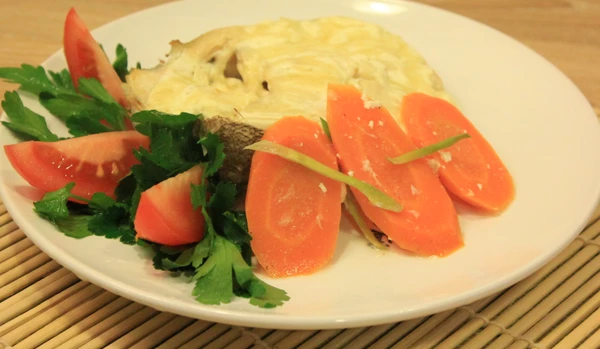 Подать с овощами, украсив зеленью.