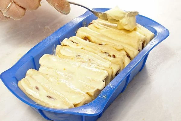 Смазать сверху маслом и дать расстояться 15-20 минут.