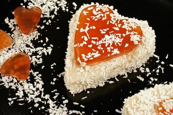 Украсить десерт по желанию: шоколадным соусом, ягодами, кокосовой стружкой.