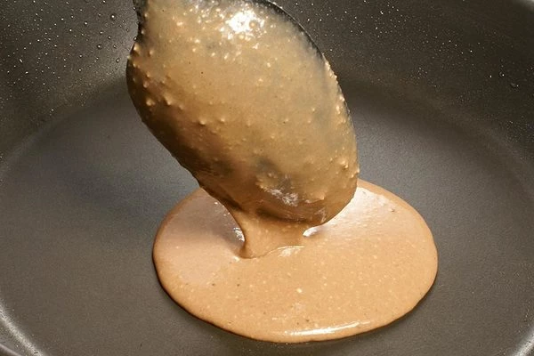 Пожарить на разогретой с растительным маслом сковороде тонкие блинчики.