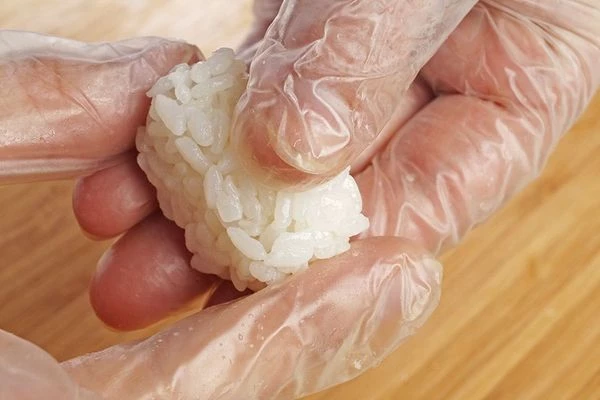 Сформировать прямоугольный брусочек, рис сильно сдавливать не нужно.