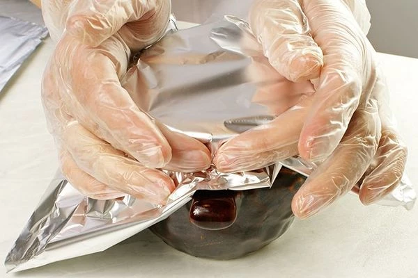 Накрыть горшочек фольгой и поставить в разогретую до 200С духовку на 1 час