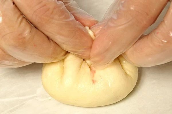 Плотно слепить пирожки (любой формы, которая вам нравится: круглые, овальные, треугольные).