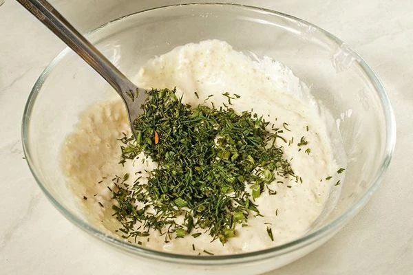 Довести до вкуса солью, сахаром и мелко нарезанной зеленью, хорошо перемешать.