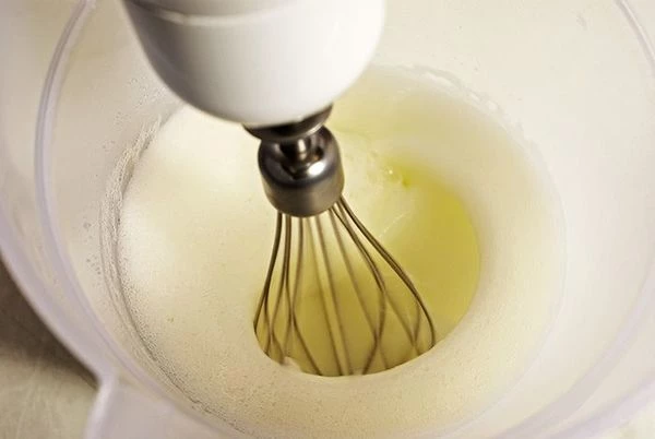 Пока части домика остывают, приготовить глазурь, которой будем украшать. В глубоком стакане взбить 5 -6 белков до густой пены.