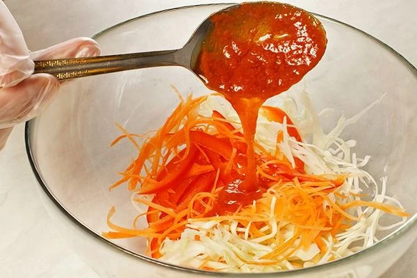 Отдельно приготовить овощной гарнир: нарезать капусту китайскую (можно взять обычную белокочанную), морковь и перец красный сладкий тонкой соломкой. Заправить соусом чили, солью, сахаром и оливковым маслом. Хорошо перемешать.