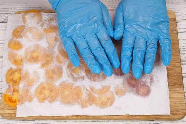 Помидоры промокнуть бумажным полотенцем.