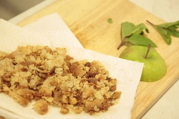 Взбить сливки с 1/2 частью сахарной пудры до образования плотной массы. Поставить в холодильник на 5 минут.