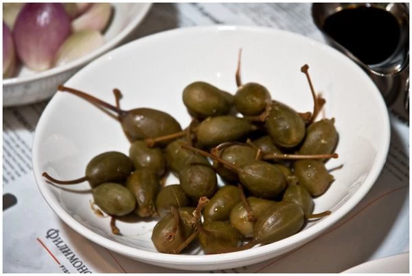 Мелко шинкуем петрушку, добавляем к получившейся массе. При приготовлении тар-тара можно использовать и другую зелень.