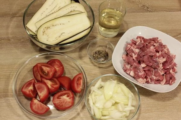 Баклажаны нарезать тонкими пластиками, помидоры дольками, лук соломкой. Лопатку баранины зачистить от пленок, нарезать на кусочки и прокрутить через мясорубку. Можно мелко нарезать и измельчить в блендере.