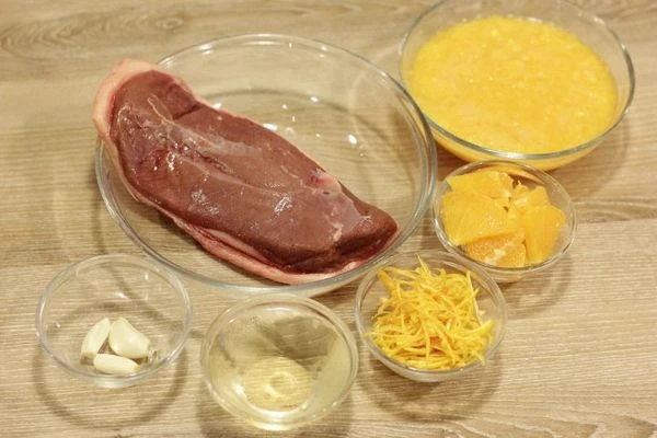 Утиную грудку разморозить естественным способом на нижней полке холодильника, снять упаковку, обсушить бумажным полотенцем, сделать надрезы на коже наискосок крест на крест.