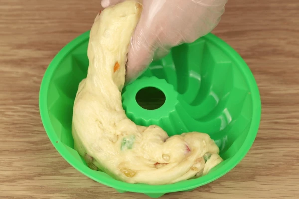 Форму смазать растительным маслом, тесто хорошо еще раз обмять и выложить в форму на 1/2. Дать подняться в теплом месте 15 минут. Затем поставить в разогретую до 180С духовку на 40-45 минут. Чтобы верхушка не подгорела, минут через 20 можно открыть духовку и накрыть фольгой выпечку. Готовность теста проверить деревянной шпажкой: если она сухая, то готово, если влажная, то время приготовления необходимо увеличить.