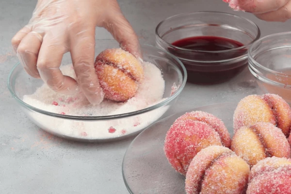 Затем обмакнуть наши «персики» сначала в сок (или лимонад), затем в свекольный сок и обвалять в сахаре. 