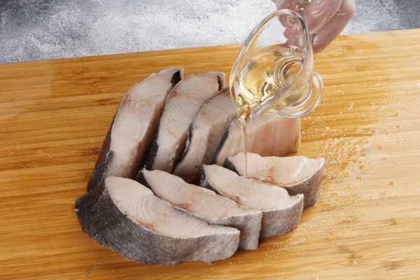 Посолить, поперчить, смазать растительным маслом и оставить на 10-15 минут подмариноваться.