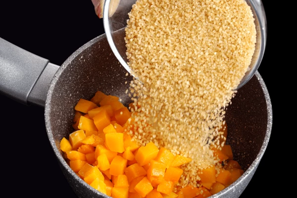 Для начинки: в кастрюлю добавить кубики тыквы, коричневый сахар (150 г), проварить до мягкости, остудить до комнатной температуры.