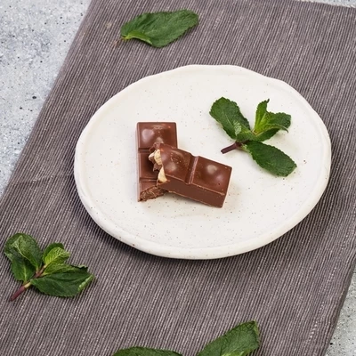 Шоколад молочный без сахара с цельным фундуком Пища богов 30г-1}