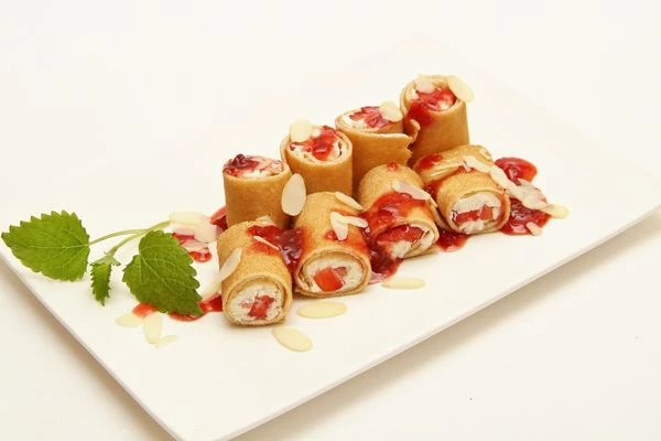  Полить блинчики клубничным соусом или украсить вареньем и посыпать миндальными лепестками.

 