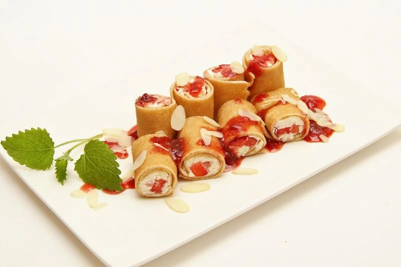 Сладкий блин с клубникой