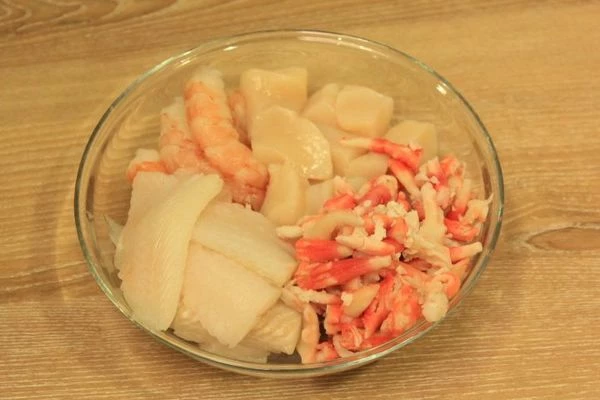 Морепродукты разморозить естественным способом на нижней полке холодильника на дренаже.
