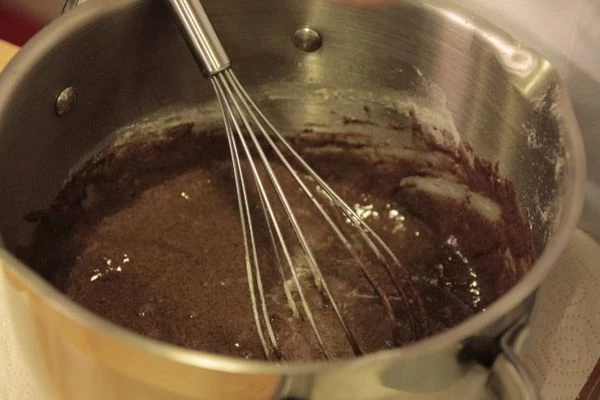 Влить теплое молоко, растительное масло. Взбить венчиком до однородной консистенции. Дать постоять 15-20 минут