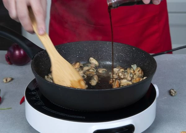 Мидии прогреть с чесноком и соевым соусом в течении 2 минут.