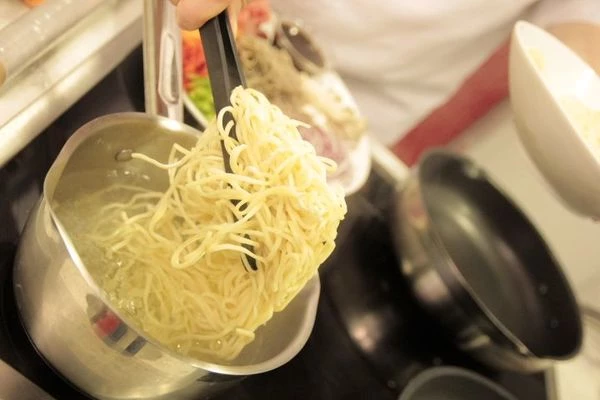 Размораживаем лапшу, опускаем ее в кипящую воду буквально на 1 минуту. Сливаем. Если лапша сухая, то отварить в соответствии с инструкцией на упаковке.