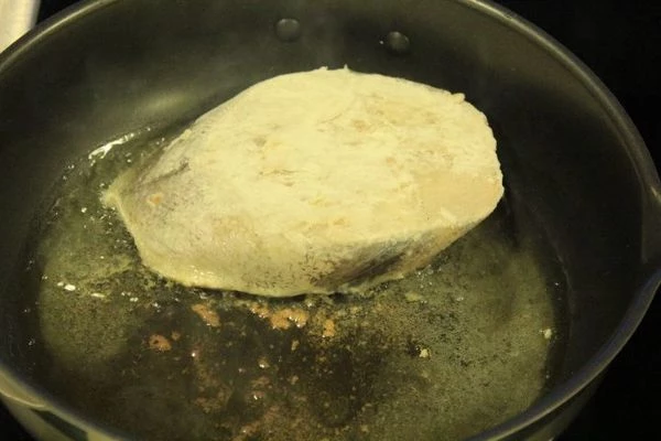   Обжарить на разогретой с оливковым маслом сковороде, по 3 минуты с каждой стороны, до готовности стейков.