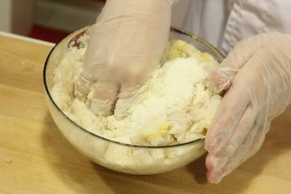 Смешать в глубокой чашке получившийся фарш, яйцо, манку, соль, перец. Перемешать до однородной консистенции. Оставить на 10-15 минут в холодильнике, накрыв пищевой пленкой.