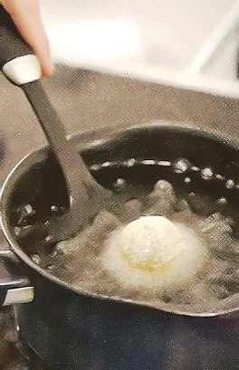 У клубники удалите плодоножки, ягоды обсушите. Кладите в ладонь шарик из креветочной пасты, разминайте в лепешку, в центр помещайте ягоду клубники, оборачивайте фаршем и скатывайте в шарик.