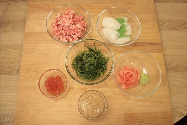 Рис промыть 7 раз, довести до кипения  и отварить на среднем огне в течение 20 минут.