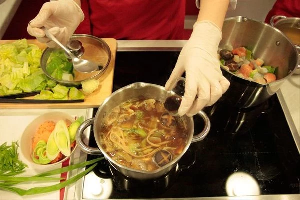 Яйцо размешать в отдельной чашке. Влить в конце, интенсивно помешивая. Заправить соевым соусом и снять с огня.