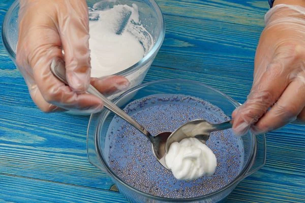 На застывшую основу выложить белки. Если есть горелка, то можно немного обжечь белок сверху.