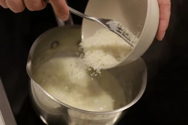 В сотейнике довести сливки до кипения, посолить, поперчить, всыпать сыр, хорошо перемешать.