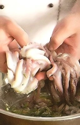 Для соуса: перец чили мелко нарежьте, удалив семена. Порубите цедру. Смешайте чили с соком и цедрой лайма, сахаром, рыбным соусом и соусом чили.