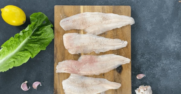 Филе хека разморозить на нижней полке холодильника, обсушить бумажными салфетками, посолить и поперчить.