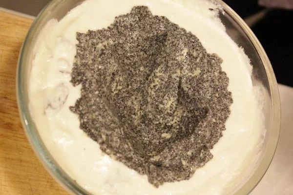 Форму смазать сливочным маслом или выстелить марлей, выложить часть творожной смеси на дно и стенки формы, в свободную середину выложить маковую начинку, закрыть сверху оставшейся творожной смесью.