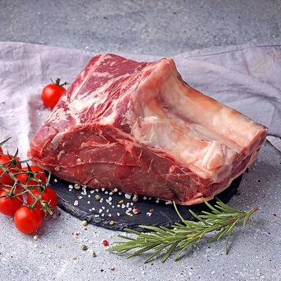 Говядина толстый край на кости охлажденная из мяса молодого бычка ~950г-0}